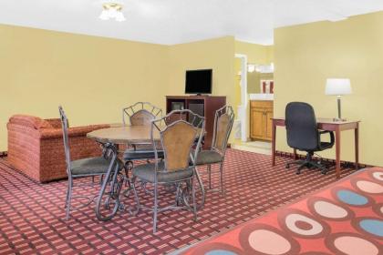 Super 8 by Wyndham Kerrville TX - image 12