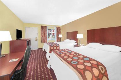 Super 8 by Wyndham Kerrville TX - image 5