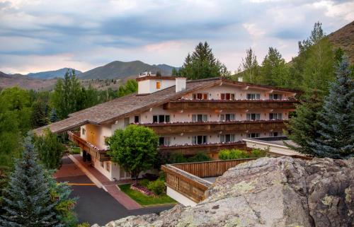 Knob Hill Inn - main image