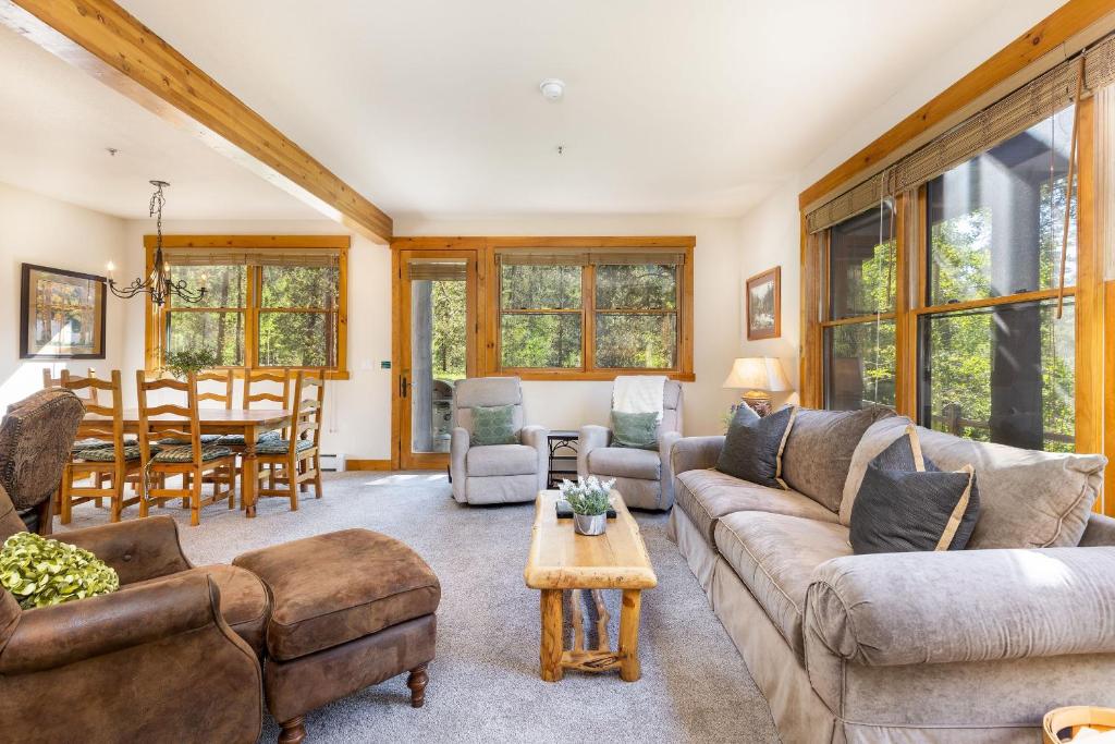 8782 Trappers Crossing Condo - main image