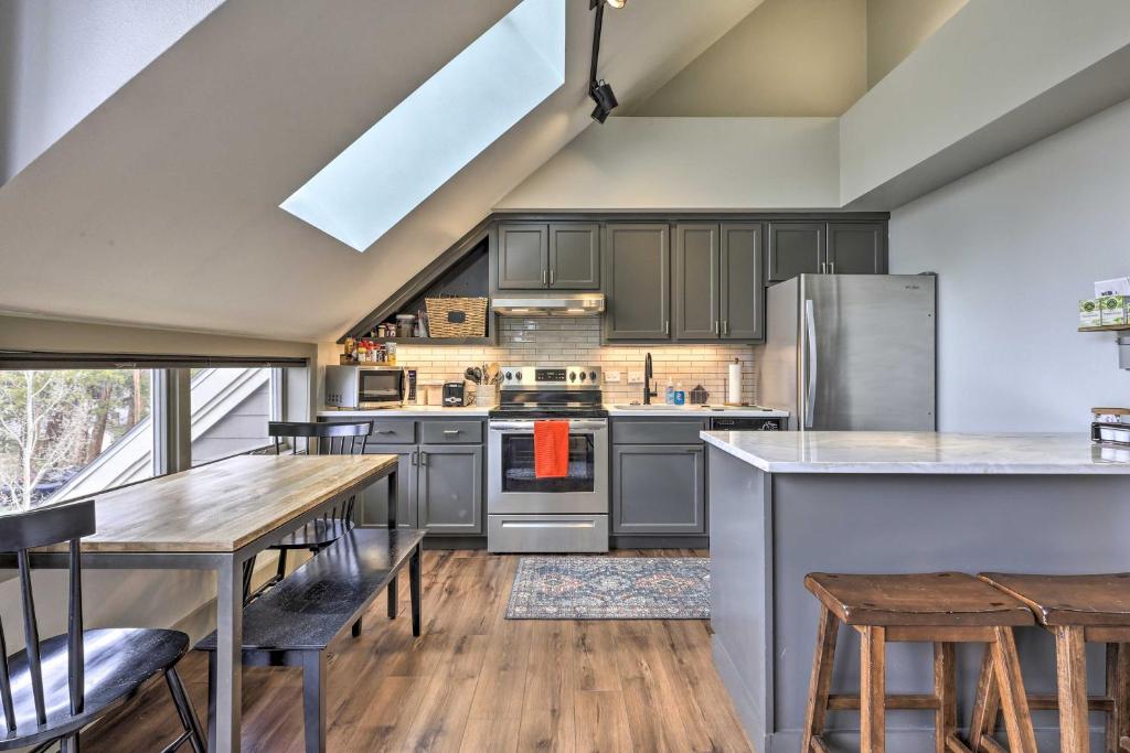 Unique Condo with Hot Tub and Pool 2Mi to Keystone Ski - image 5
