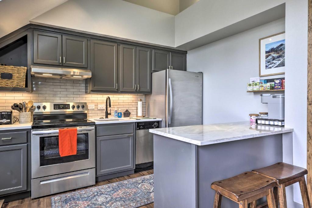 Unique Condo with Hot Tub and Pool 2Mi to Keystone Ski - image 6