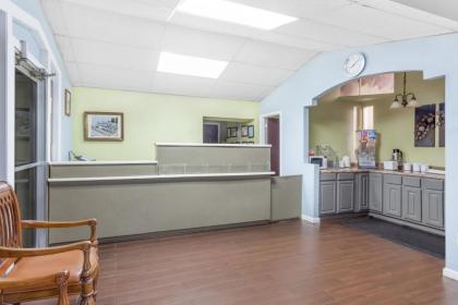 Lake View Inn & Suites - image 15