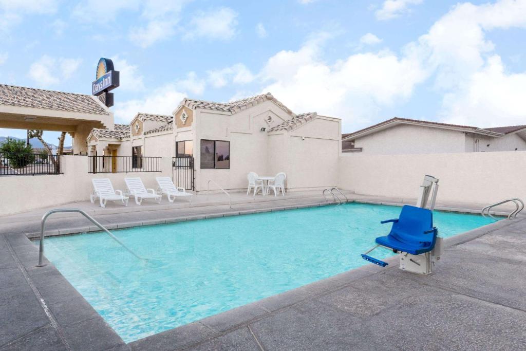 Days Inn by Wyndham Kingman West - image 3