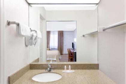 Days Inn by Wyndham Kingman West - image 5