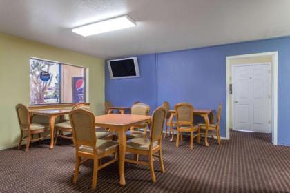 Days Inn by Wyndham Kingman West - image 7