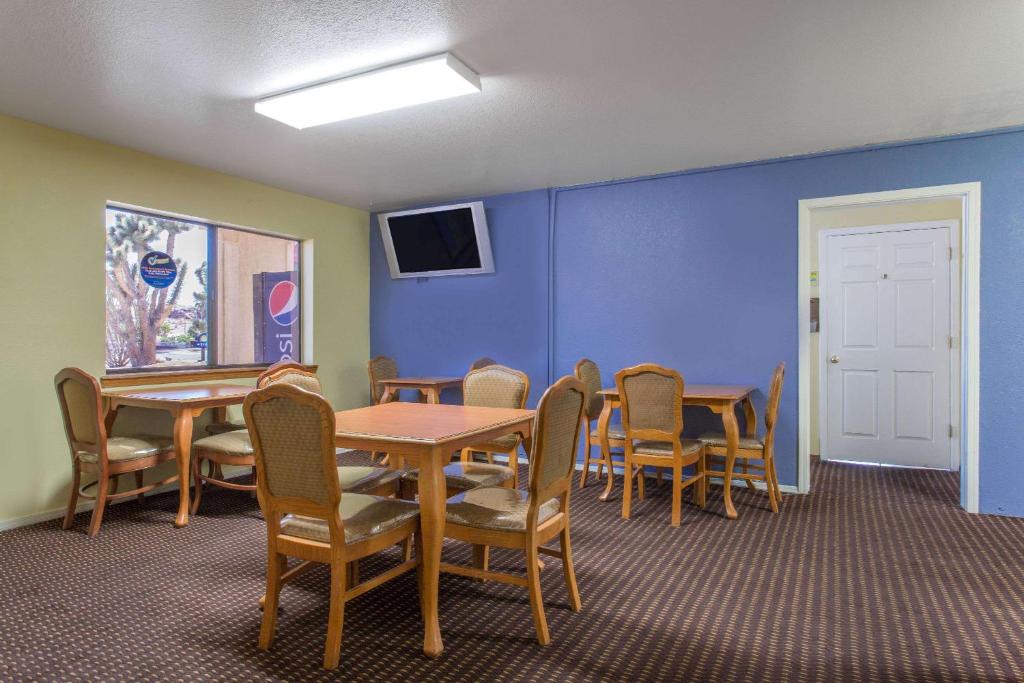 Days Inn by Wyndham Kingman West - image 7