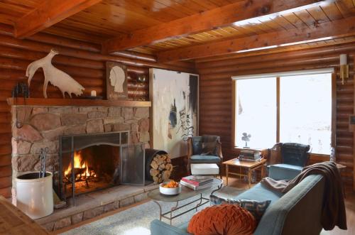 Boutique and Artsy Log Cabin in North Lake Tahoe! - main image