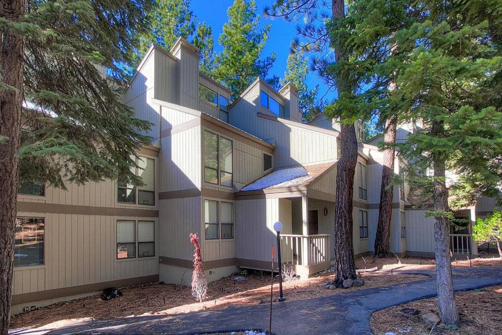 Cheyennes Place by Lake Tahoe Accommodations - image 3