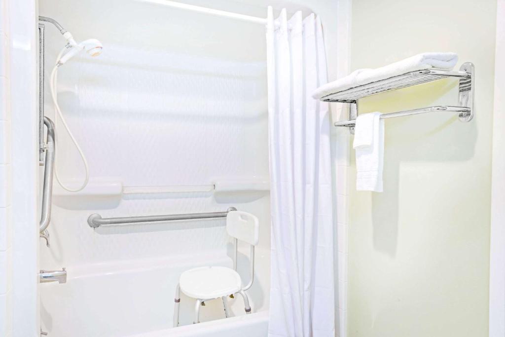 Days Inn by Wyndham Kingsland GA - image 3