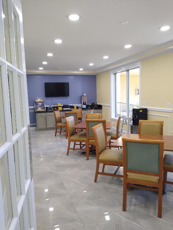 Days Inn by Wyndham Kingsland GA - image 6