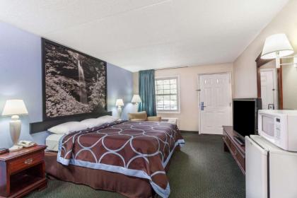 Super 8 by Wyndham Kingston - image 13