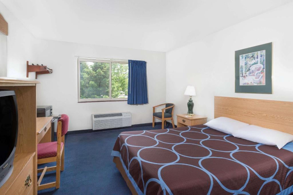 Super 8 by Wyndham Kingston - image 3