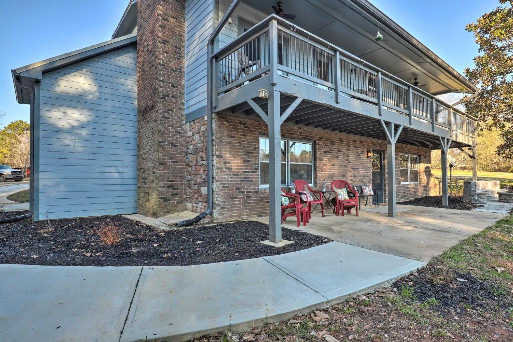 Apt with Shared Pool - 23 Miles to LakePoint! - main image