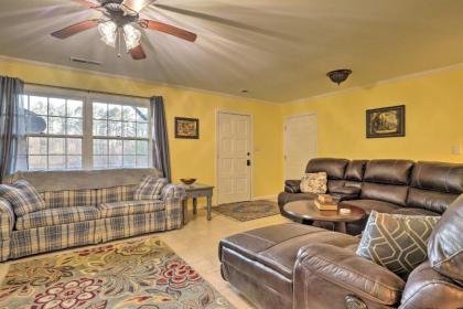 Apt with Shared Pool - 23 Miles to LakePoint! - image 10