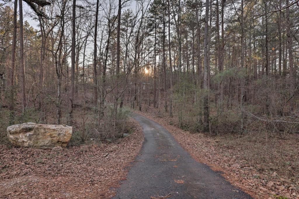 Apt with Shared Pool - 23 Miles to LakePoint! - image 2
