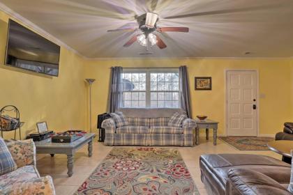 Apt with Shared Pool - 23 Miles to LakePoint! - image 4