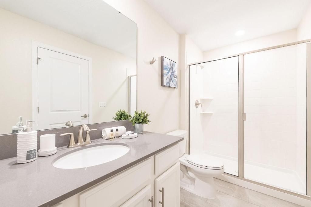 Beautiful New 6 bedroom Home - main image