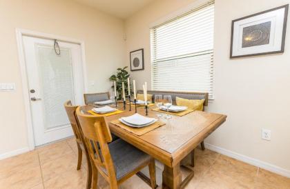 Amazing New TownHome 5 Bdr 45 Bath with Pvt Pool and Access to Clubhouse15min from Disney - image 4