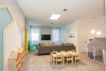 Brand New 9 Bedrooms House with private pool Star Wars Game Room Theme Rooms and Lake View SA2145 - image 5