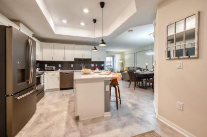 3 bedroom condo for 9 guests 10 minutes from Disney - image 5