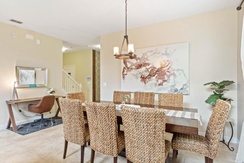 Spacious Vacation Home with Pool & Jacuzzi Near Disney - image 7
