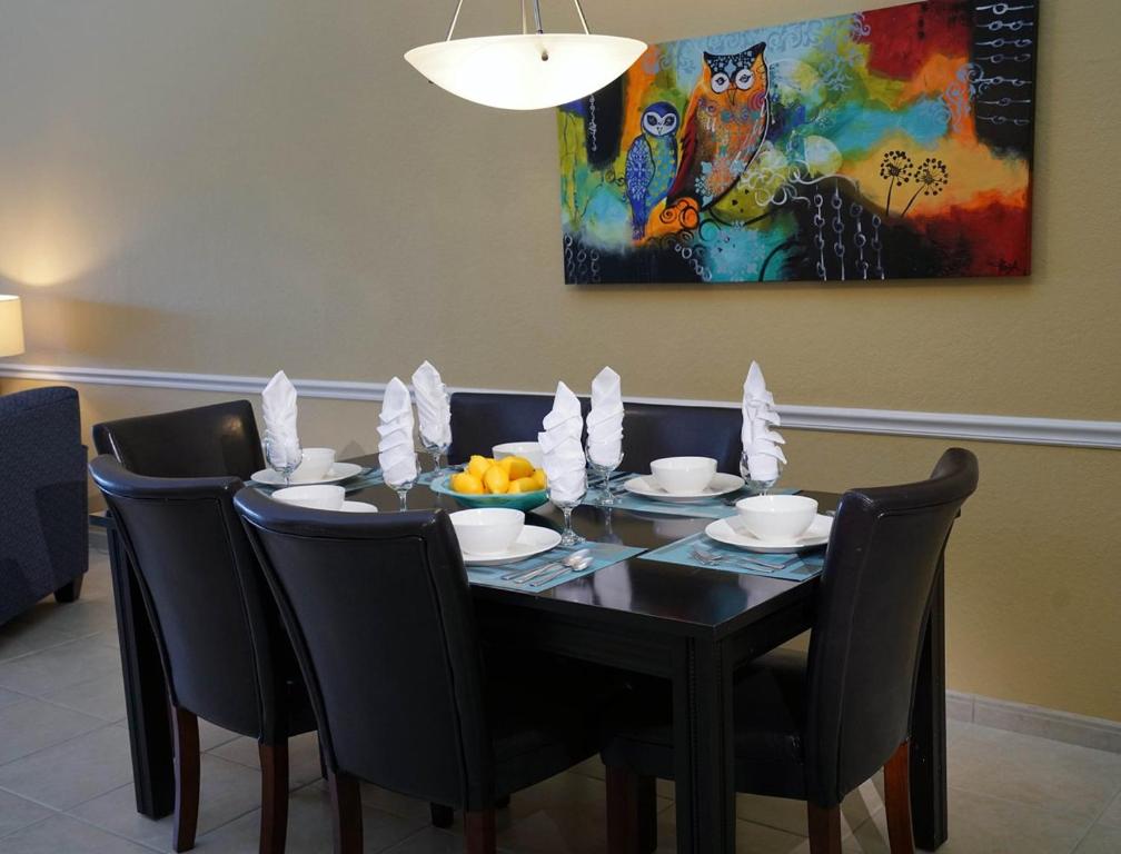 Immaculate and Convenient Villa in Sunny Kissimmee - Two Bedroom #1 - image 3