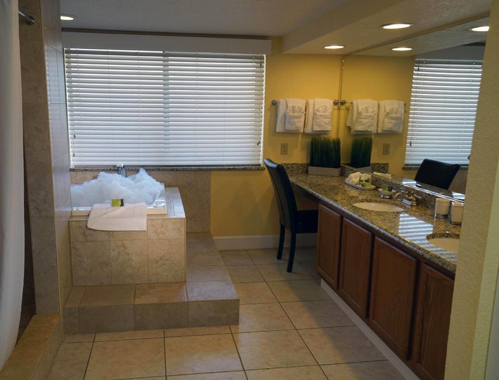 Immaculate and Convenient Villa in Sunny Kissimmee - Two Bedroom #1 - image 5