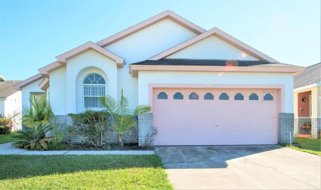 Honey Pot Villa- 4 bedrooms with a private pool- Close to Disney! - main image
