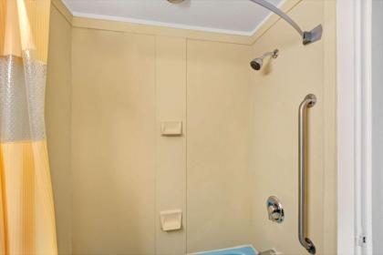 Days Inn by Wyndham Kittery - image 3