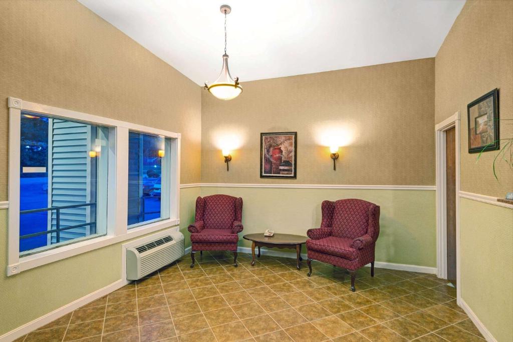 Days Inn by Wyndham Kittery - image 5