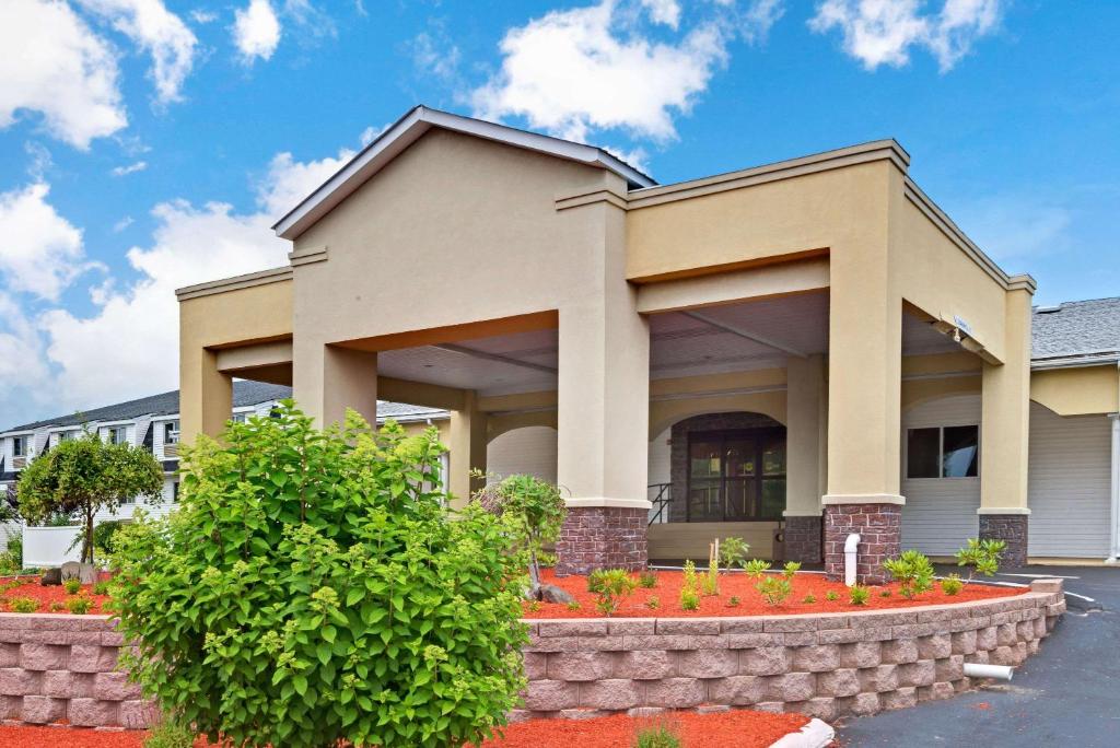Ramada by Wyndham Kittery - main image