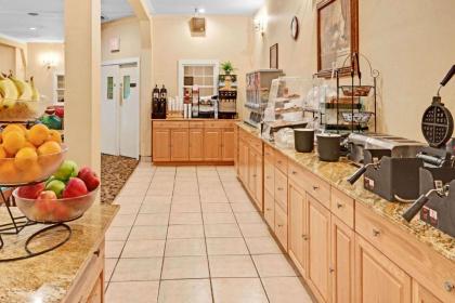 Ramada by Wyndham Kittery - image 11
