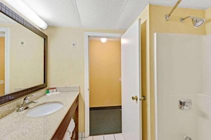 Ramada by Wyndham Kittery - image 13