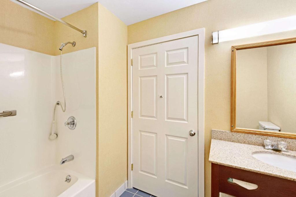 Ramada by Wyndham Kittery - image 2