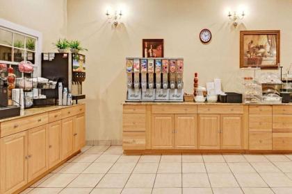 Ramada by Wyndham Kittery - image 3