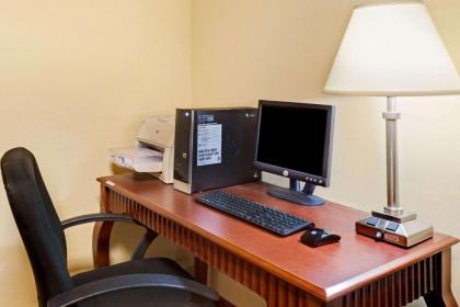 Ramada by Wyndham Kittery - image 5