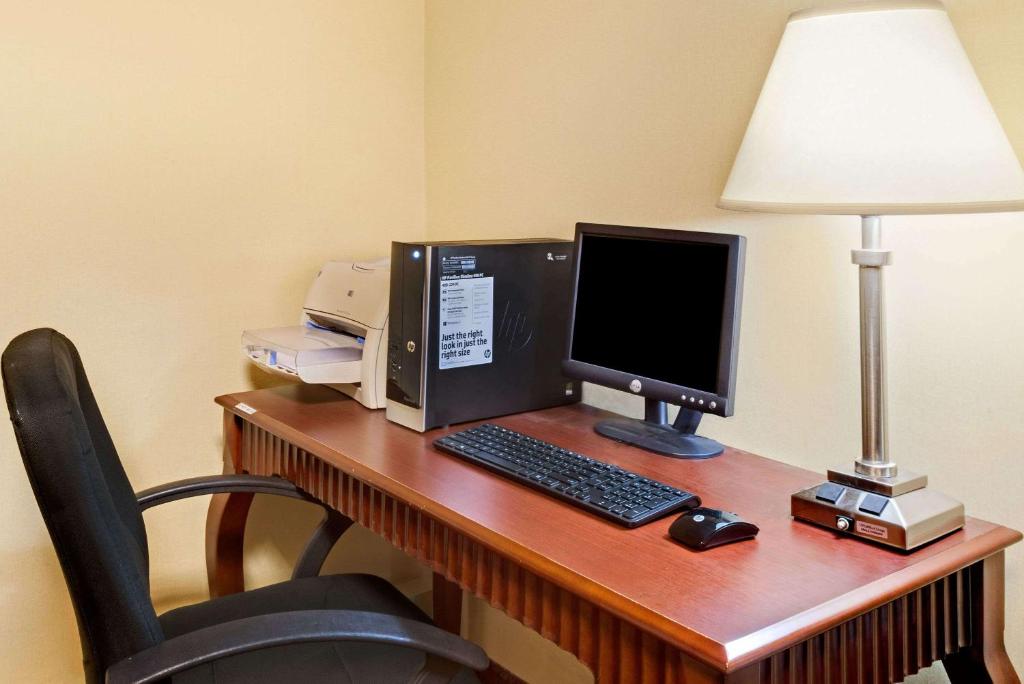 Ramada by Wyndham Kittery - image 5