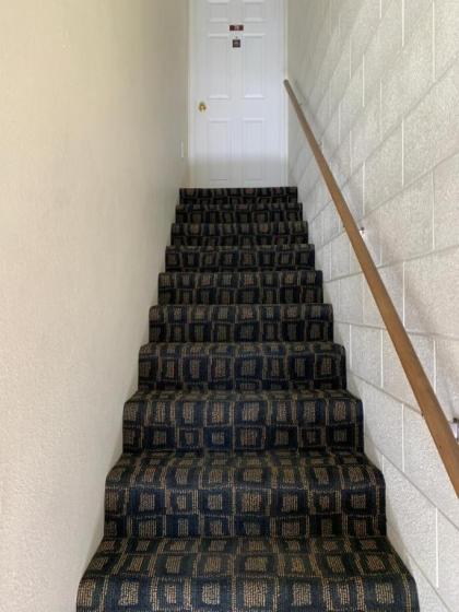 Townhouse Inn & Suites - image 12