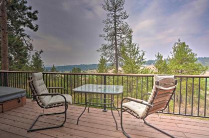 Airy Resort-Style Klamath Falls Townhome with Deck! - image 2