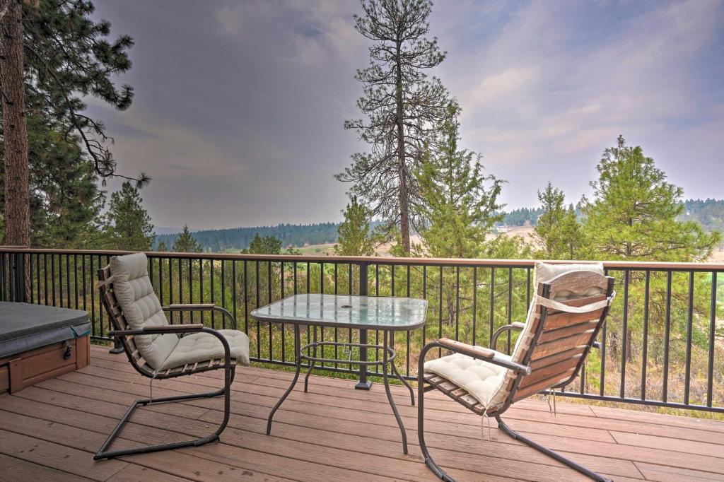 Airy Resort-Style Klamath Falls Townhome with Deck! - image 2