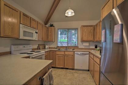 Airy Resort-Style Klamath Falls Townhome with Deck! - image 8