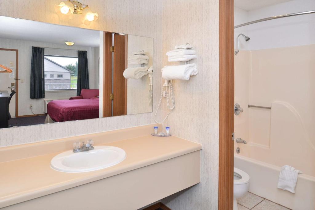 Americas Best Value Inn Knob Noster - image 2