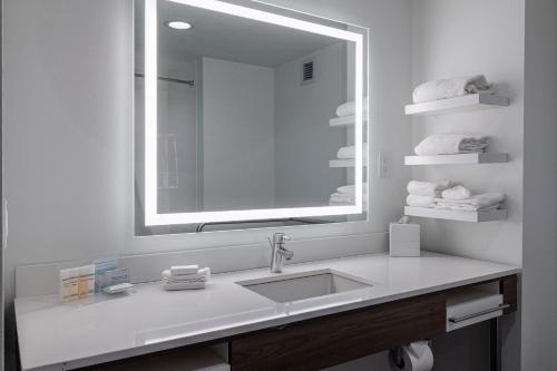 Hampton Inn Knoxville-West At Cedar Bluff - image 4