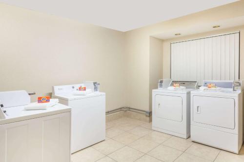 Microtel Inn by Wyndham Knoxville - image 5