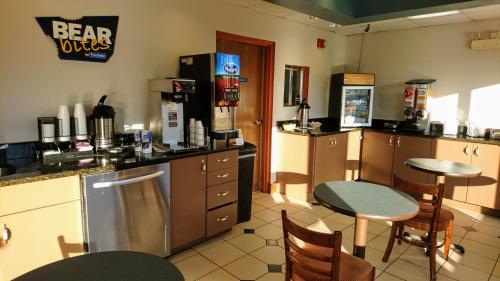 Travelodge by Wyndham Knoxville East - image 3