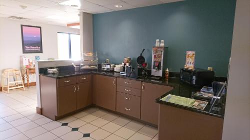 Travelodge by Wyndham Knoxville East - image 4