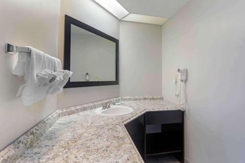 Clarion Inn & Suites West Knoxville - image 2