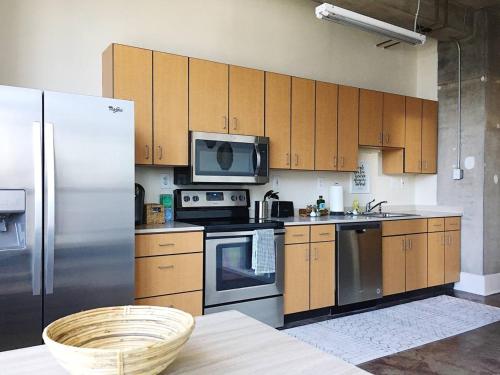 City Loft w/ View of Gay St - image 5