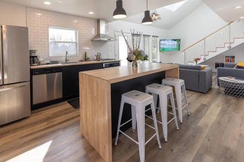 Modern minimalist comfort 5 minutes from downtown - main image